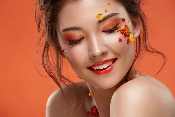 Retrato Mulher Atraente Com Flores Rosto Pano Fundo Laranja — Fotografia de Stock