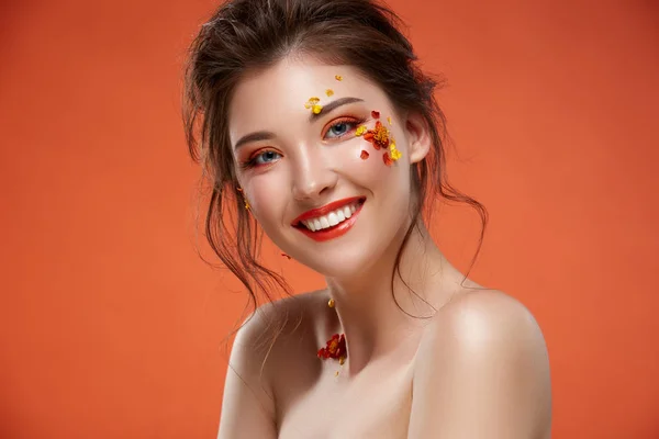 Retrato Mulher Atraente Com Flores Rosto Pano Fundo Laranja — Fotografia de Stock