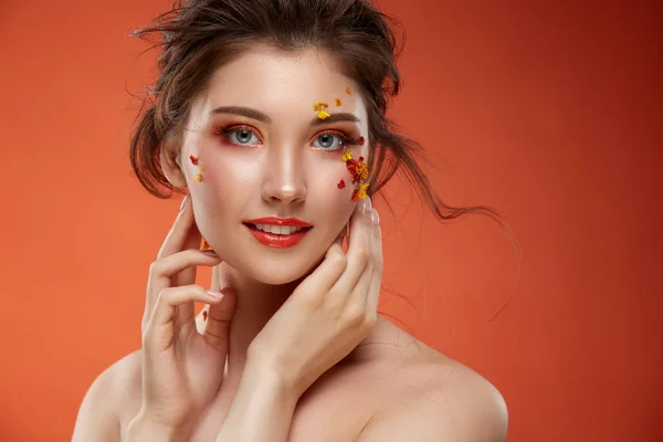 Portrét Atraktivní Ženy Květinami Tváři Oranžovém Pozadí — Stock fotografie