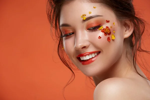 Porträtt Attraktiv Kvinna Med Blommor Ansikte Orange Bakgrund — Stockfoto