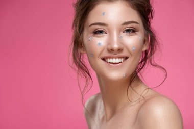 yüzünde Forget-Me-nots ile güzel kız camer gülümseyen