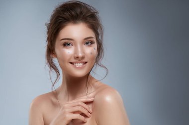 kıvırcık saç ve çiçekler ile güzel kız yüz gülümseyen zeka