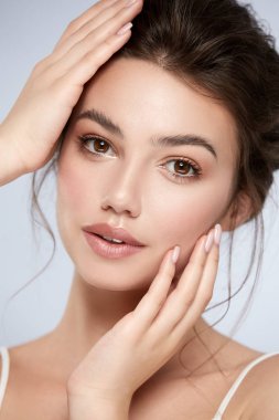 mükemmel makyaj ve yüzüne dokunmadan büyük dudaklar ile güzel bir kadın