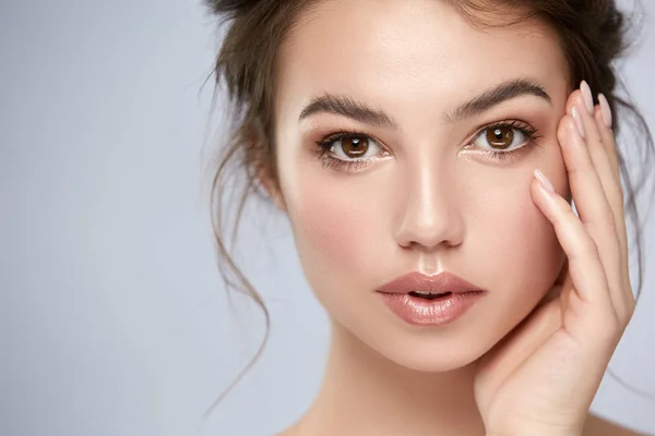 Primer plano retrato de hermosa chica con grandes ojos y la piel perfecta mirando a la cámara — Foto de Stock