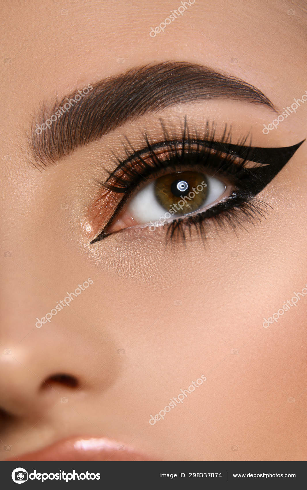 Close Luxury Woman Eye Black Eyeliner