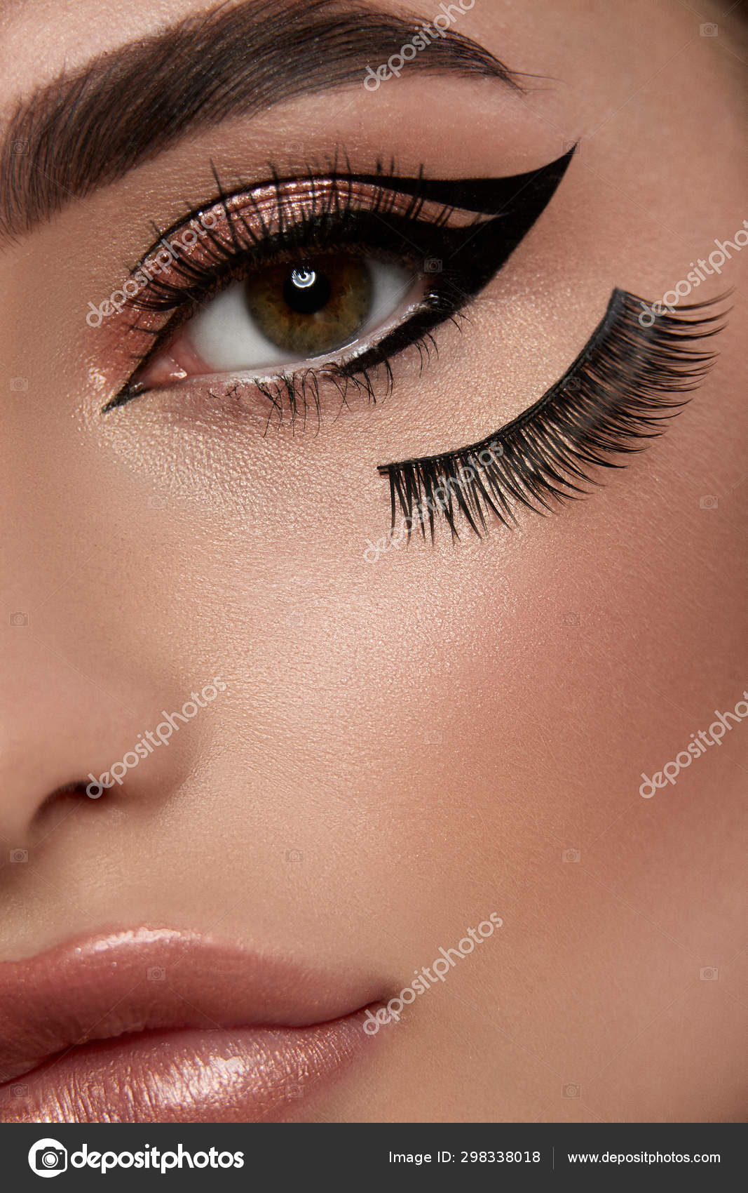 Olho De Mulher Bonita Com Maquiagem Dourada. Close-up. Imagem e