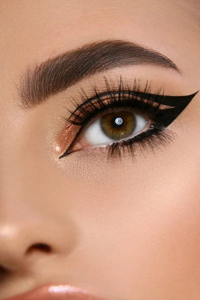 Nahaufnahme Eines Luxuriösen Frauenauges Mit Schwarzem Eyeliner Perfektes Abend Make — Stockfoto