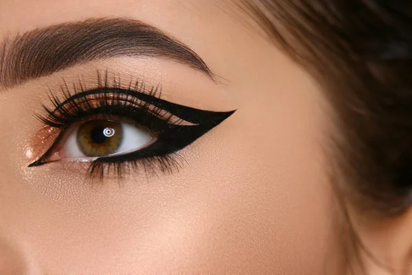Female Eye Cat Eye Eyeliner Looking Aside False Eyelashes Beautiful — Stock Photo, Image