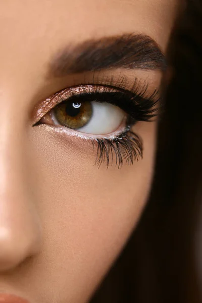 Close Woman Eye Sexy Golden Makeup False Eyelashes Beautiful Evening — Stock Photo, Image