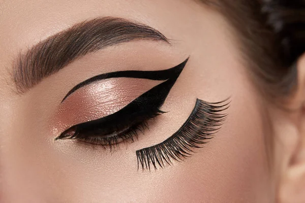 Sexy Kobieta Efektowne Eyeliner Złote Eyeshadow Rzęsy Policzku Luksus Wieczór — Zdjęcie stockowe