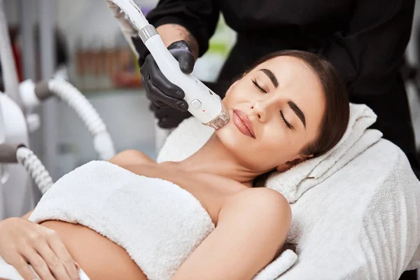 Bella Donna Nel Salone Bellezza Che Riceve Terapia Depilazione Laser — Foto Stock