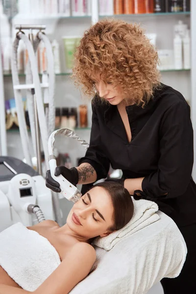 Hübsche Kosmetikerin Macht Gesichtsbehandlung Mit Professionellem Gerät Für Ihre Schöne — Stockfoto