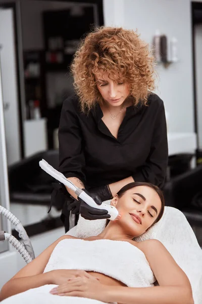 Kosmetikerin Macht Lasertherapie Auf Hübsches Frauengesicht Wellness Salon Schönes Mädchen — Stockfoto