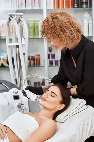 Kosmetyczka Klinice Spa Pracująca Kobiecej Twarzy Profesjonalną Maszyną Piękna Kobieta — Zdjęcie stockowe