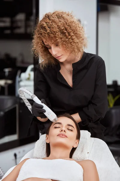 Kosmetikerin Arbeitet Kundin Mit Professionellem Apparat Wellness Salon Hübsches Mädchen — Stockfoto