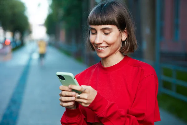 Bela Jovem Conversando Telefone Rua Mulher Milenar Bonito Suéter Elegante — Fotografia de Stock