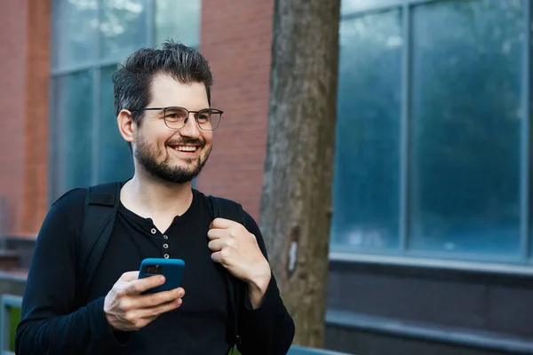 Attraktiv Skäggig Man Med Telefon Gatan Stilig Hane Med Glasögon — Stockfoto