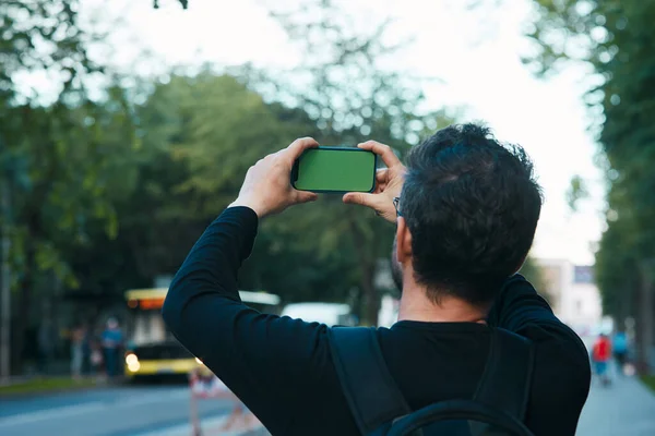 Uomo Che Tiene Telefono Chiave Chroma Strada Scatto Posteriore Della — Foto Stock