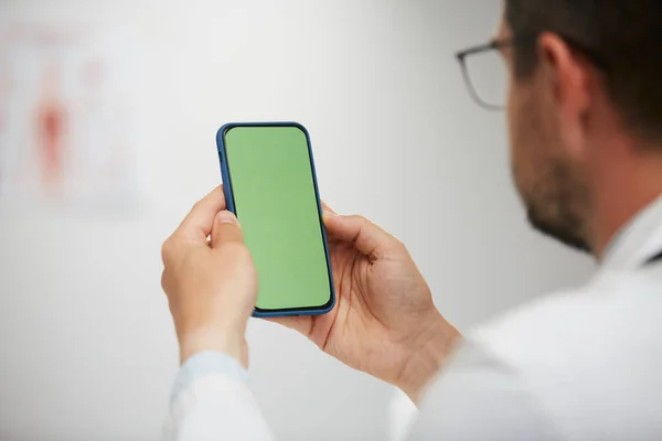 Doctor Holding Green Screen Smartphone Senior Physician Using Chroma Key — Stock Photo, Image