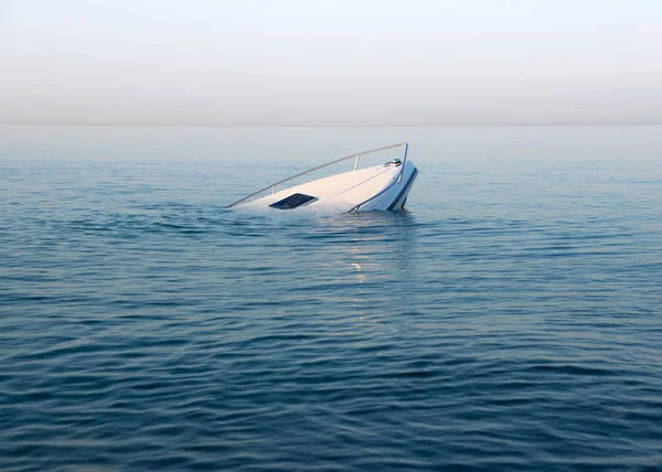 Sinking modern large white boat goes underwater — Stock Photo, Image