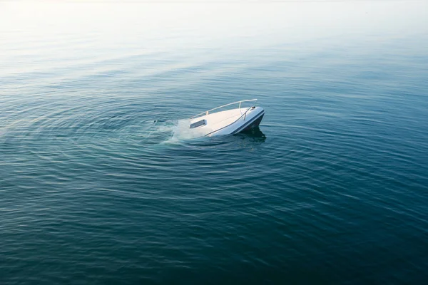 Modernes weißes Boot sinkt unter Wasser — Stockfoto