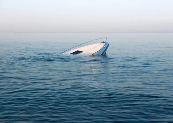 Под водой тонет современная большая белая лодка. Лицензионные Стоковые Фото