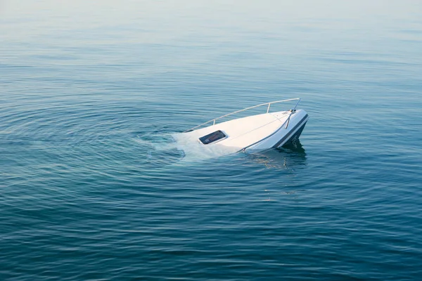 Под водой тонет современная большая белая лодка. Стоковое Фото