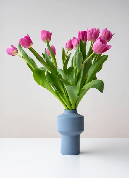 Pink spring tulip flowers in ceramic vase — Stock Photo, Image