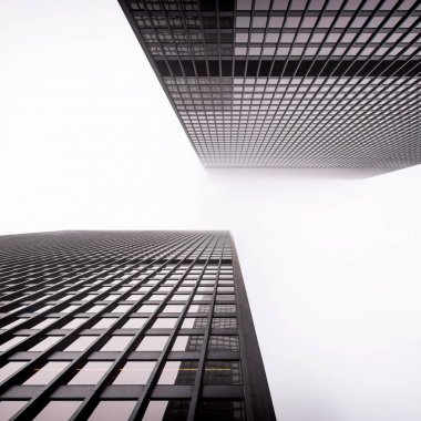 Sisli gökyüzü ile şehir merkezinde Toronto finans bölgesi arıyorsunuz