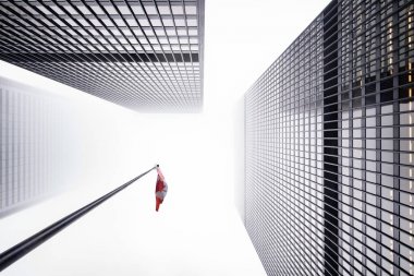 Kanada bayrağı ile sisli gökyüzü ile şehir merkezinde Toronto finans bölgesi arıyorsunuz