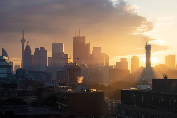 Ciudad de Toronto skyline centro durante la noche puesta de sol hora dorada — Foto de Stock