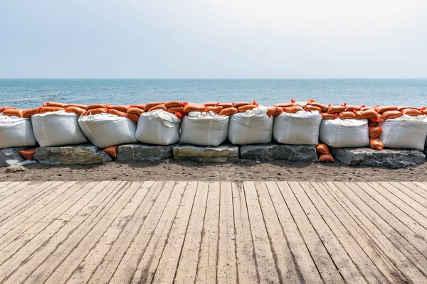 Plastik sel koruma kum torbaları geçici bir duvara yığılmış