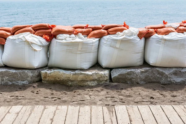 Sacs de sable de protection contre les inondations en plastique empilés dans un mur temporaire — Photo