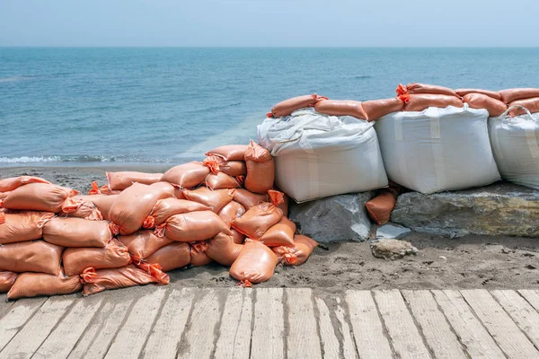 Plastik sel koruma kum torbaları geçici bir duvara yığılmış