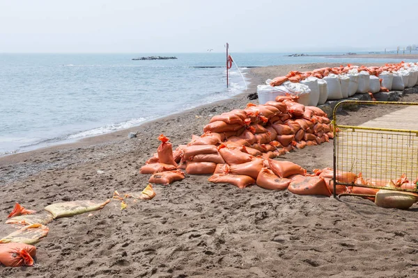 Plastik sel koruma kum torbaları geçici bir duvara yığılmış