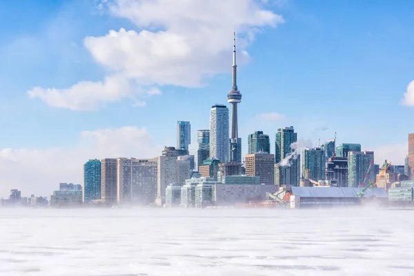 Toronto donmuş Göl Ontario. Kar fırtınası ile şehir merkezinin sabahın erken panoramik görünümü