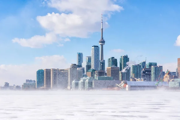 Торонто заморозило озеро Онтарио. Ранним утром панорамный вид на центр города со снежной бурей Стоковое Фото