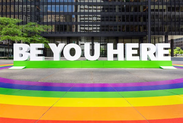 Toronto, Ontario, Kanada - 22 Haziran 2019: Lgbt Pride Month. Be You Here lgbt gökkuşağı bayrağı ile sanat enstalasyon