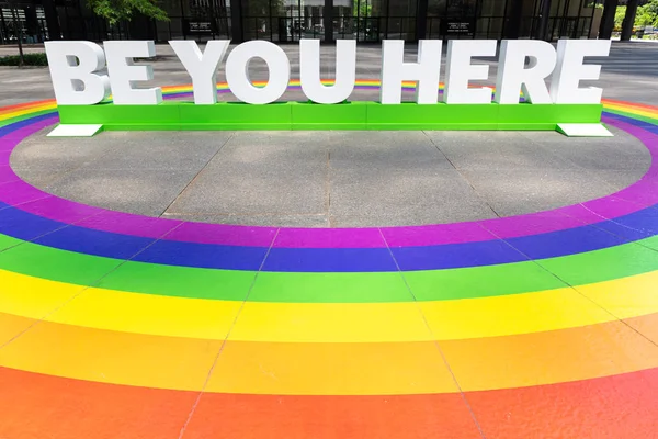 Toronto, Ontario, Kanada - 22 Haziran 2019: Lgbt Pride Month. Be You Here lgbt gökkuşağı bayrağı ile sanat enstalasyon