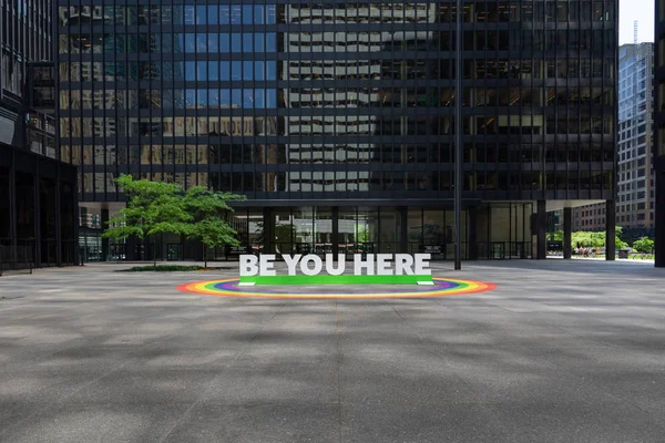 Toronto, Ontario, Kanada - 22 Haziran 2019: Lgbt Pride Month. Be You Here lgbt gökkuşağı bayrağı ile sanat enstalasyon