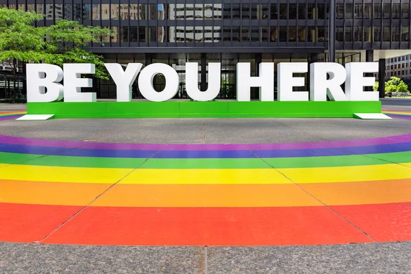 Toronto, Ontario, Kanada - 22 Haziran 2019: Lgbt Pride Month. Be You Here lgbt gökkuşağı bayrağı ile sanat enstalasyon