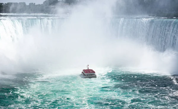 Wodospad Niagara, Kanada - lipiec 2019. Łódź z turystami na dnie wodospadu Podkowa. — Zdjęcie stockowe