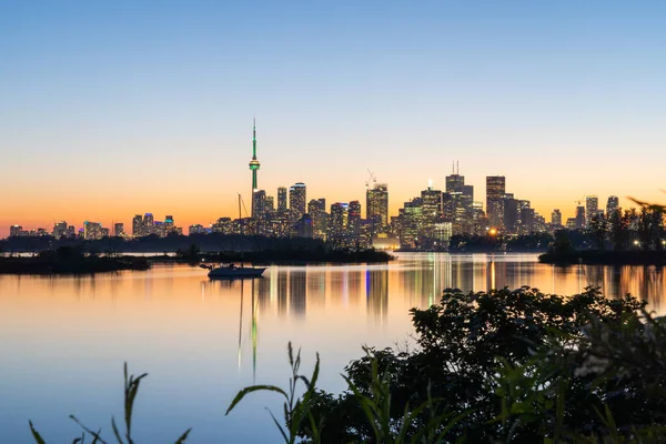 Toronto Alacakaranlık Gecesi Tommy Thompson parkından gökyüzü manzarası