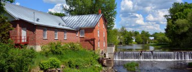 STANBRIDGE EAST QUEBEC CANADA - 06 06 2020: Missisquoi Müzesi 1830 'dan beri Stanbridge East' teki Pike Nehri 'nin kıyısını kucaklayan tarihi Cornell Grist Mill' de bulunmaktadır.