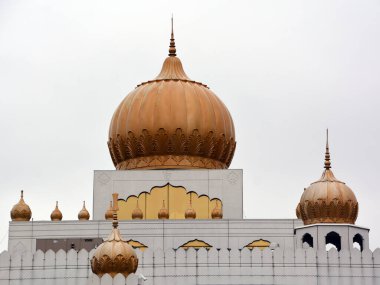 MONTREAL QUEBEC CANADA - 06 02 2020: Sih tapınağı Gurdwara Guru Nanak Darbar 2001 yılında inşa edildi. Nishan Sahib 'imiz 72 feet yüksekliğinde ve benzersizdir çünkü dünyada sadece 12 metreden biridir..
