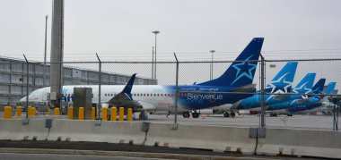 MONTREAL QUEBEC CANADA - 06 02 2020: Hava Transat uçakları Montreal Dorval Havaalanı pistine park edildi ve kordemik salgın nedeniyle türbinler daha uzun süre dinlenmek üzere mühürlendi.