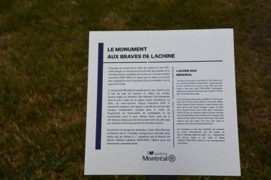 MONTREAL QUEBEC CANADA - 06 02 2020: St. Louis Gölü yakınlarındaki Parc Stoney Point 'te bulunan anıt, Kanadalı bir piyadeyi canlandıran bronz bir heykeldir.