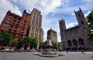 MONTREAL CANADA - 01 02 2020: Place d 'arme and Notre-Dame Basilica (Fransızca: Basilique Notre-Dame de Montreal), Montreal' in tarihi bölgesinde yer alan bir bazilika. 
