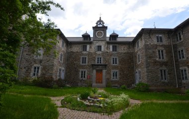 Yeşil bahçeli eski tuğla bina