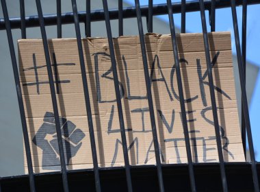 MONTREAL QUEBEC CANADA - 06 01 2020: Amerika 'nın dört bir yanında sokağa çıkma yasağı ilan edilen şehirlerde Georges Floyd' un ölümüyle ilgili protestoların ardından ve göstericileri kontrol etmek için çevik kuvvet ekipmanlarıyla polis görevlendirilmesinin ardından,.